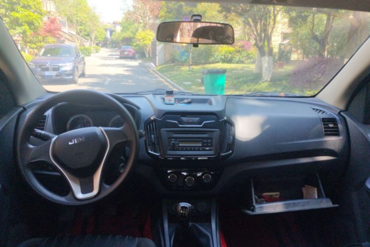 Used Isuzu JLM 2018 2.8T Classic Edition Two-Wheel Drive Luxury Version with Extended Cargo Bed JE493ZLQ5F Center Console