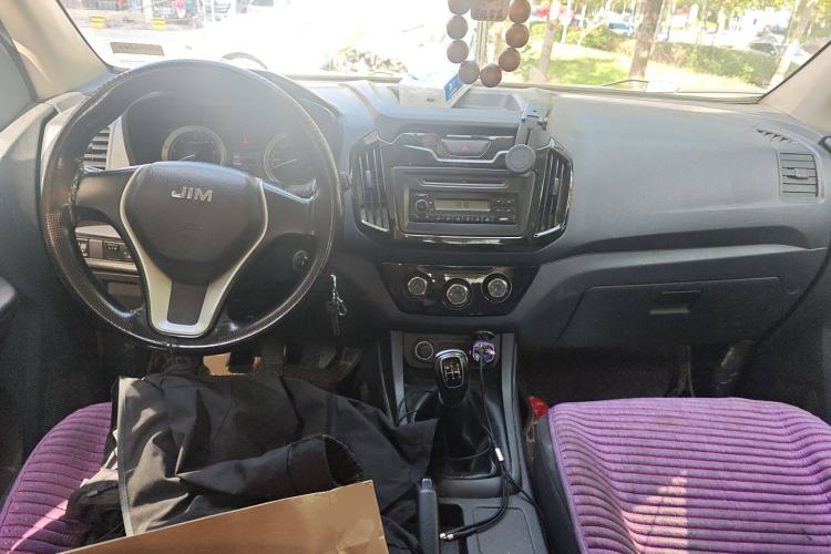 Used Isuzu JLM 2018 2.8T Classic Edition Two-Wheel Drive Luxury Version with Extended Cargo Bed JE493ZLQ5F Center Console
