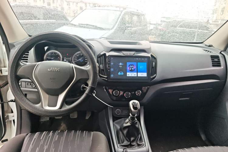 Used Isuzu JLM 2018 2.5T Two-Wheel Drive Diesel Luxury Version JE4D25Q5A Center Console