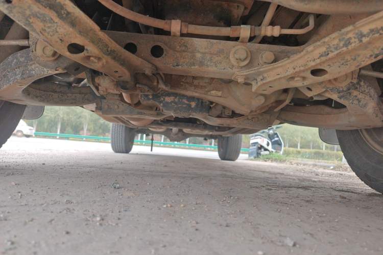 Used Isuzu JLM 2018 2.5T Four-Wheel Drive Diesel Luxury Version JE4D25Q5A Chassis Front