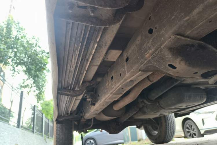 Used Isuzu JLM 2018 2.5T Four-Wheel Drive Diesel Luxury Version JE4D25Q5A Chassis Front Right