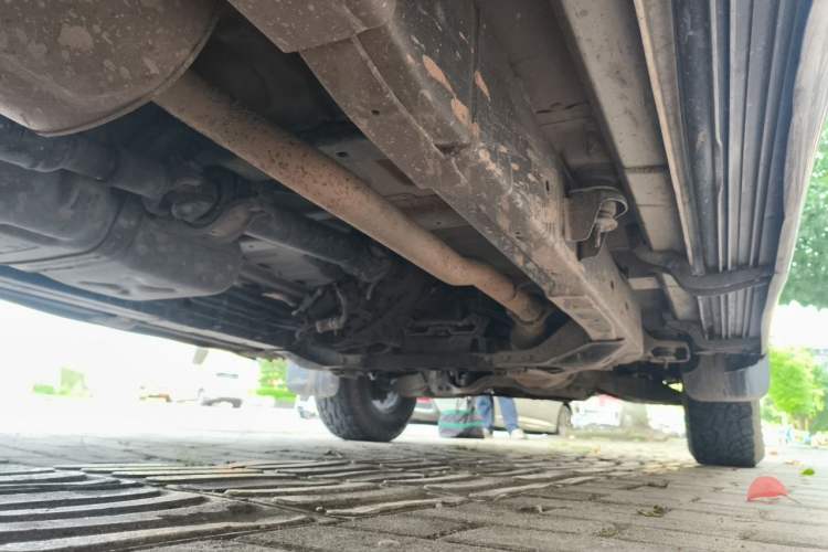 Used Isuzu JLM 2018 2.5T Four-Wheel Drive Diesel Luxury Version JE4D25Q5A Chassis Rear Right