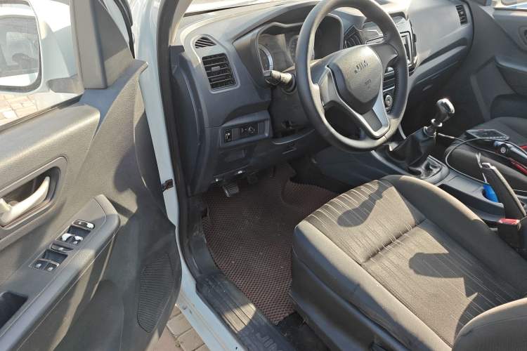 Used Isuzu JLM 2018 2.5T Two-Wheel Drive Diesel Luxury Version with Extended Cargo Bed JE4D25Q5A Driver Seat