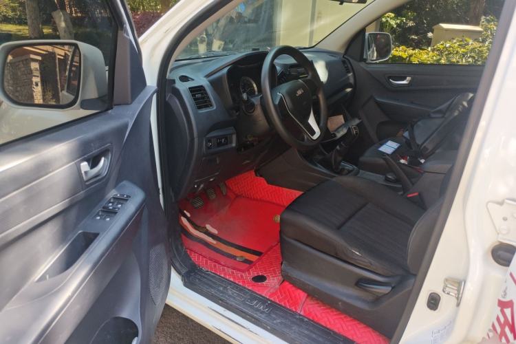 Used Isuzu JLM 2018 2.8T Classic Edition Two-Wheel Drive Luxury Version with Extended Cargo Bed JE493ZLQ5F Driver Seat