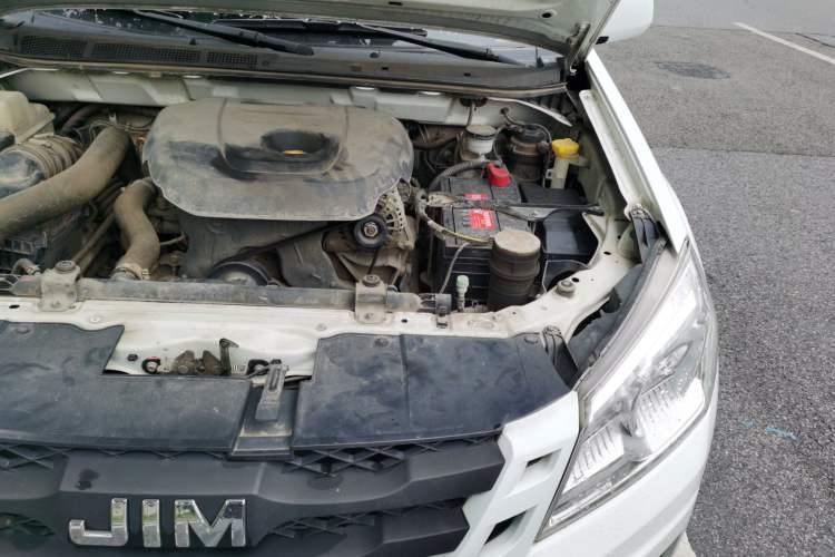 Used Isuzu JLM 2018 2.5T Two-Wheel Drive Diesel Luxury Version JE4D25Q5A Engine Bay Left