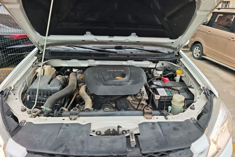 Used Isuzu JLM 2018 2.5T Two-Wheel Drive Diesel Luxury Version JE4D25Q5A Engine Bay