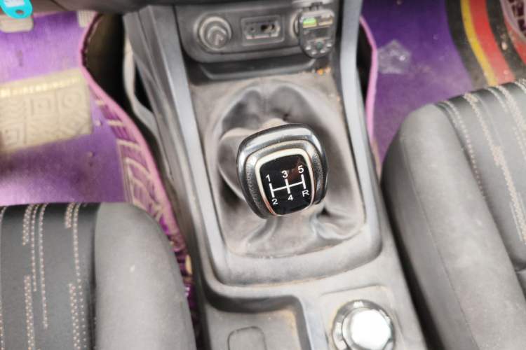 Used Isuzu JLM 2018 2.8T Classic Edition 4x4 Luxury Model with Extended Cargo Bed JE493ZLQ5F Gear Lever