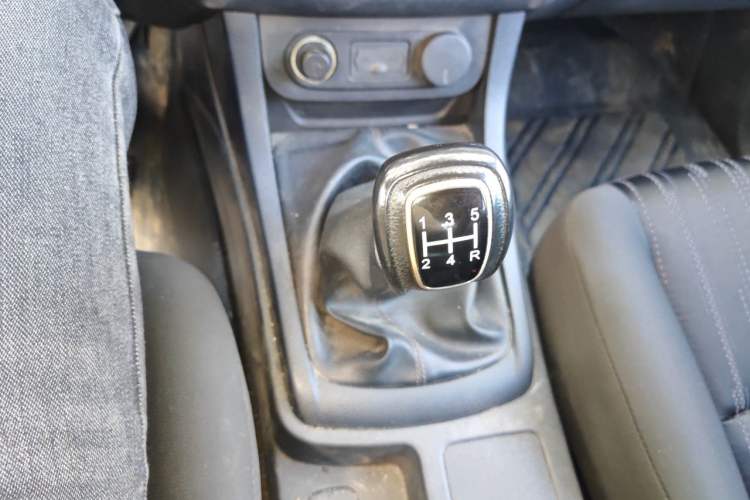 Used Isuzu JLM 2018 2.8T Classic Edition Two-Wheel Drive Luxury Version with Extended Cargo Bed JE493ZLQ5F Gear Lever