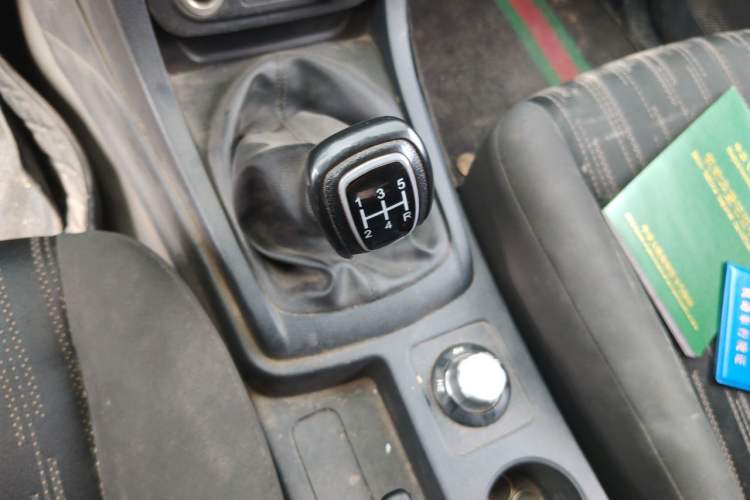 Used Isuzu JLM 2018 2.8T Classic Edition 4x4 Luxury Model with Extended Cargo Bed JE493ZLQ5F Gear Lever