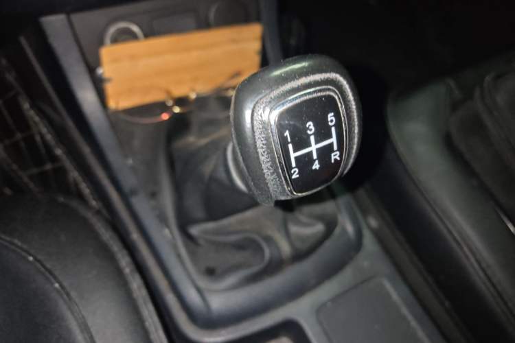 Used Isuzu JLM 2018 2.8T Classic Edition Two-Wheel Drive Luxury Version with Extended Cargo Bed JE493ZLQ5F Gear Lever