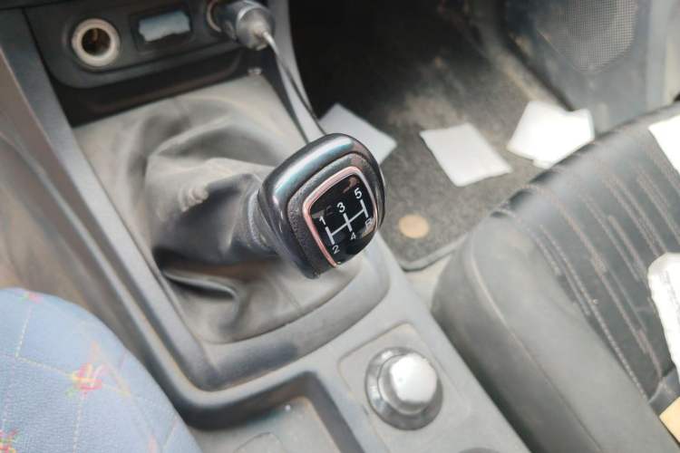 Used Isuzu JLM 2018 2.8T Classic Edition 4x4 Luxury Model with Extended Cargo Bed JE493ZLQ5F Gear Lever