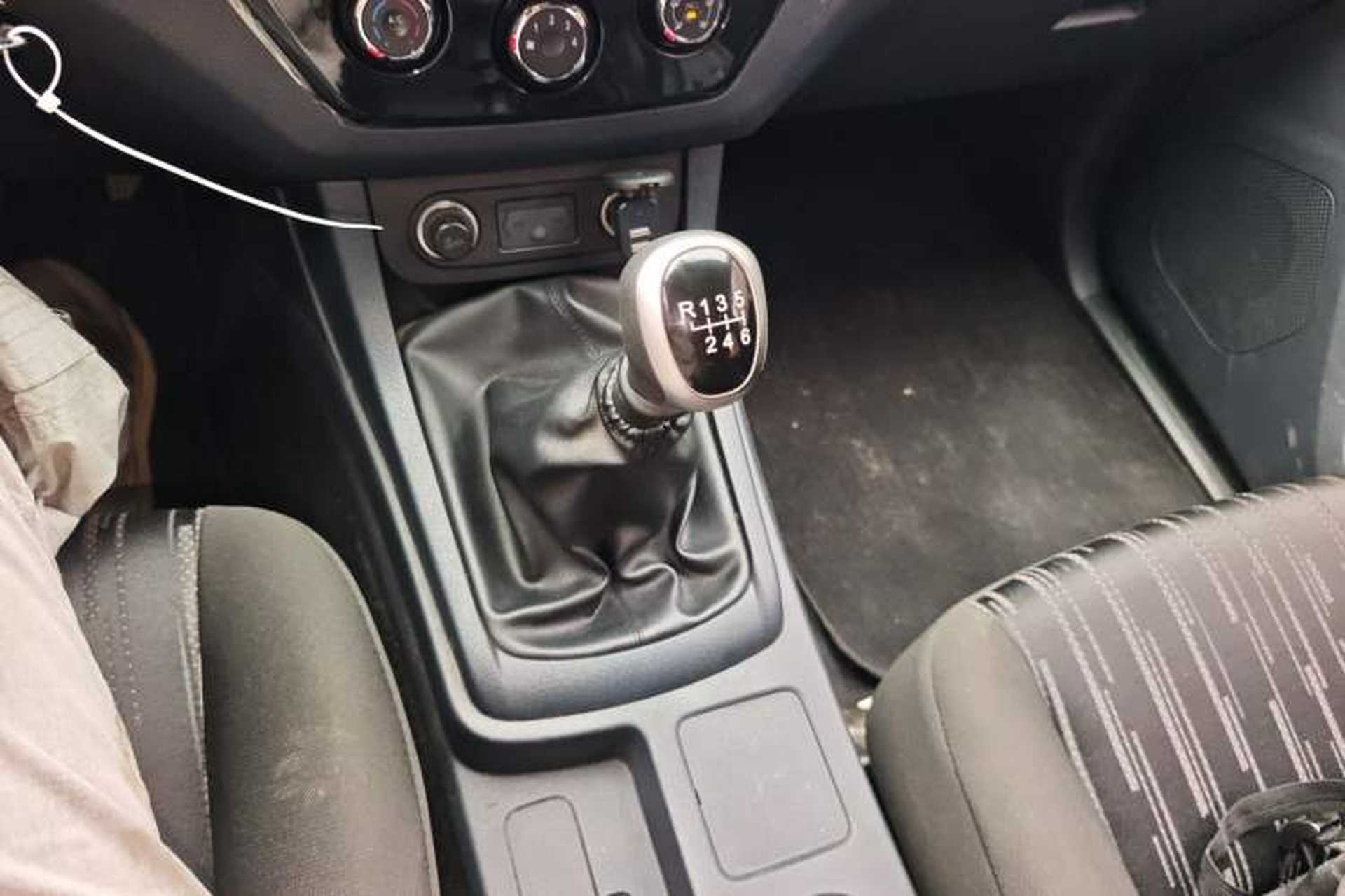 Used Isuzu JLM 2018 2.5T Two-Wheel Drive Diesel Luxury Version JE4D25Q5A Gear Lever