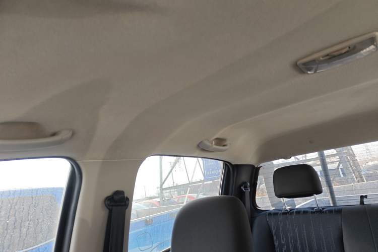 Used Isuzu JLM 2018 2.5T Two-Wheel Drive Diesel Luxury Version with Extended Cargo Bed JE4D25Q5A Headliner