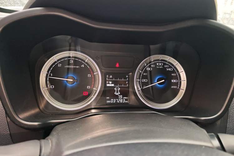 Used Isuzu JLM 2018 2.5T Two-Wheel Drive Diesel Luxury Version JE4D25Q5A Instrument Cluster