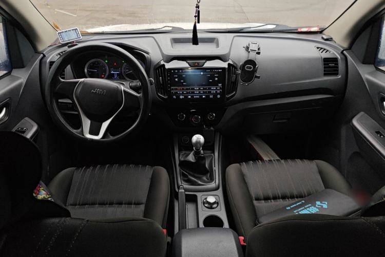 Used Isuzu JLM 2018 2.5T Four-Wheel Drive Diesel Luxury Version with Extended Cargo Bed JE4D25Q5A Interior 2