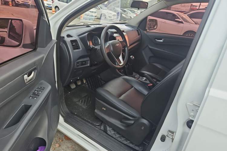 Used Isuzu JLM 2018 2.8T Classic Edition 4x4 Luxury Model with Extended Cargo Bed JE493ZLQ5F Interior 2