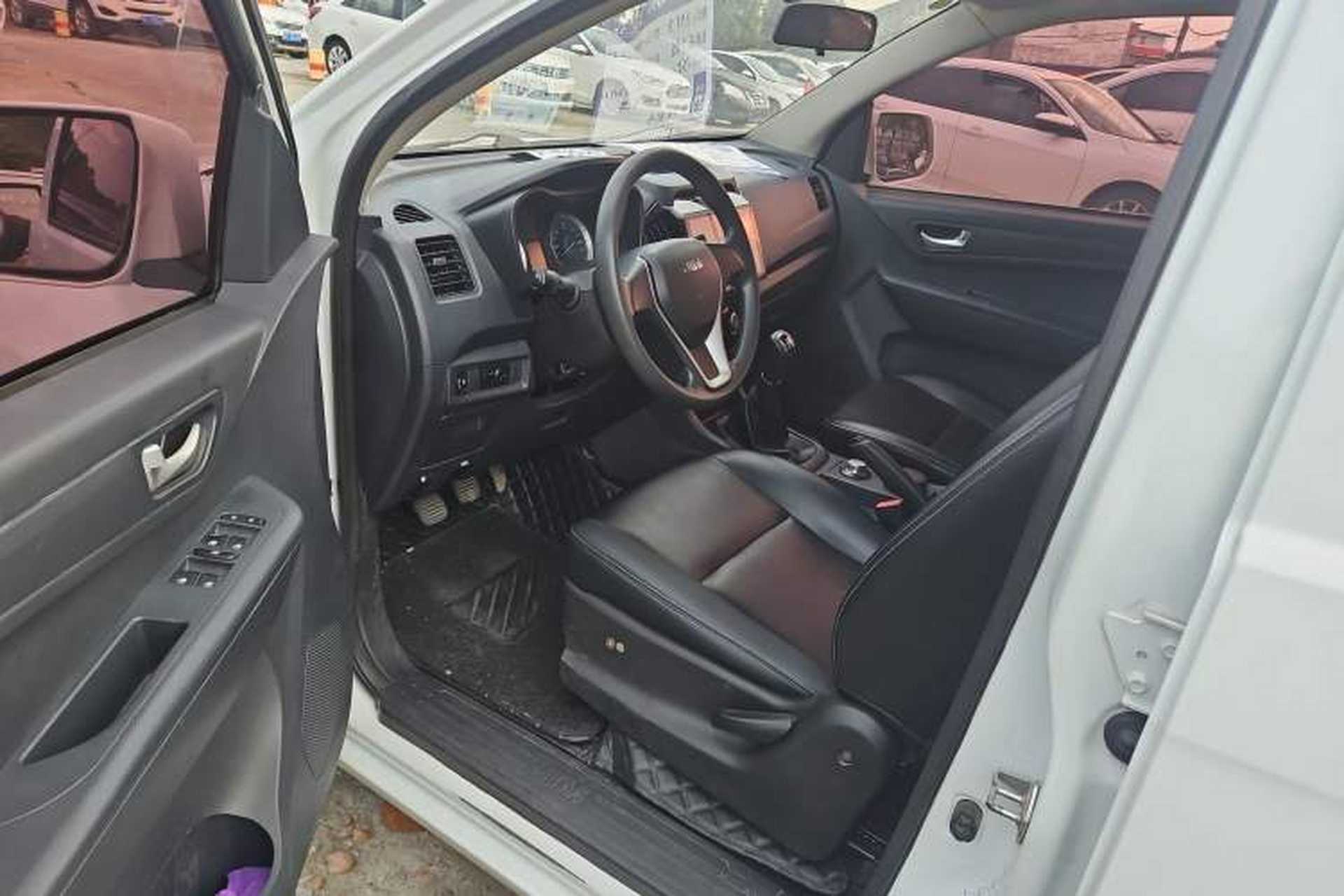 Used Isuzu JLM 2018 2.8T Classic Edition 4x4 Luxury Model with Extended Cargo Bed JE493ZLQ5F Interior 2