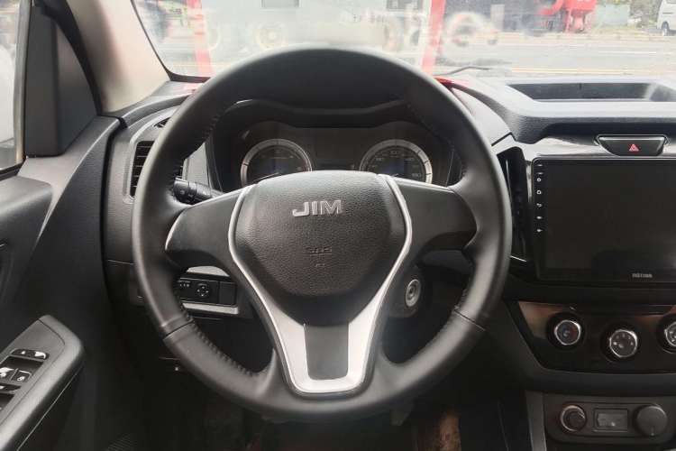 Used Isuzu JLM 2018 2.5T Two-Wheel Drive Diesel Luxury Version with Extended Cargo Bed JE4D25Q5A Interior 2