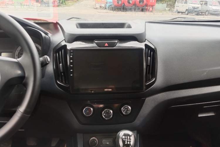 Used Isuzu JLM 2018 2.5T Two-Wheel Drive Diesel Luxury Version with Extended Cargo Bed JE4D25Q5A Interior 3
