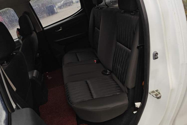 Used Isuzu JLM 2018 2.5T Four-Wheel Drive Diesel Luxury Version with Extended Cargo Bed JE4D25Q5A Interior 4