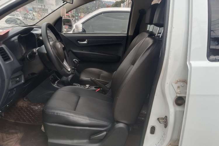 Used Isuzu JLM 2018 2.5T Two-Wheel Drive Diesel Luxury Version with Extended Cargo Bed JE4D25Q5A Interior 5