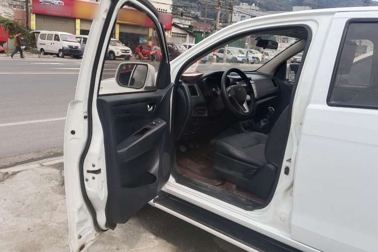 Used Isuzu JLM 2018 2.5T Two-Wheel Drive Diesel Luxury Version with Extended Cargo Bed JE4D25Q5A Interior 6
