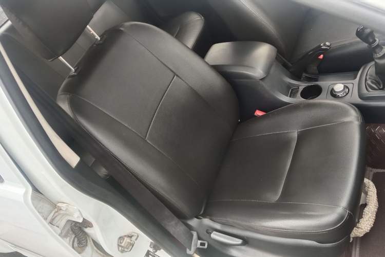 Used Isuzu JLM 2018 2.5T Two-Wheel Drive Diesel Luxury Version with Extended Cargo Bed JE4D25Q5A Interior 9