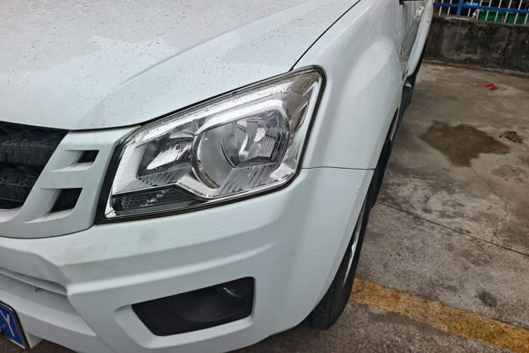 Used Isuzu JLM 2018 2.5T Two-Wheel Drive Diesel Luxury Version JE4D25Q5A Left Front Headlight