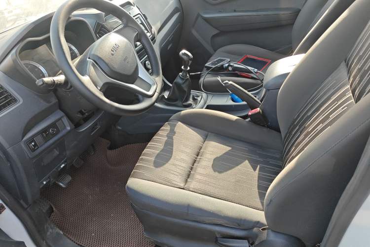 Used Isuzu JLM 2018 2.5T Two-Wheel Drive Diesel Luxury Version with Extended Cargo Bed JE4D25Q5A Left Front Seat