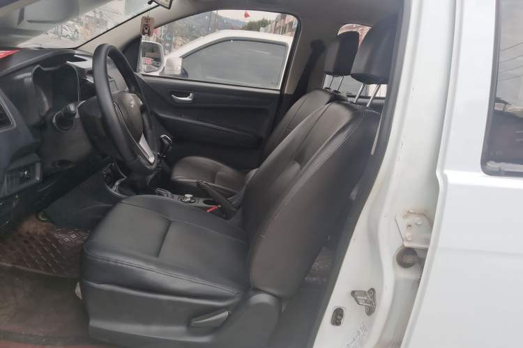 Used Isuzu JLM 2018 2.5T Two-Wheel Drive Diesel Luxury Version with Extended Cargo Bed JE4D25Q5A Left Front Seat