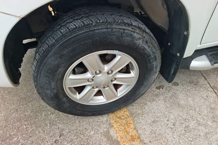 Used Isuzu JLM 2018 2.5T Two-Wheel Drive Diesel Luxury Version JE4D25Q5A Left Front Wheel Hub
