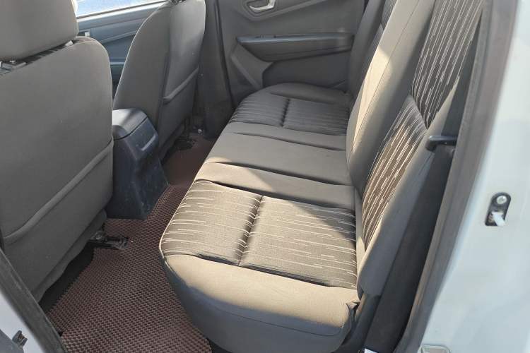 Used Isuzu JLM 2018 2.5T Two-Wheel Drive Diesel Luxury Version with Extended Cargo Bed JE4D25Q5A Left Rear Seat