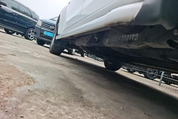 Used Isuzu JLM 2018 2.5T Two-Wheel Drive Diesel Luxury Version JE4D25Q5A Left Side Sill