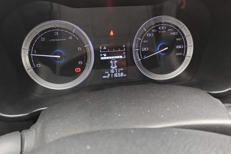 Used Isuzu JLM 2018 2.5T Four-Wheel Drive Diesel Luxury Version with Extended Cargo Bed JE4D25Q5A Odometer Close Up