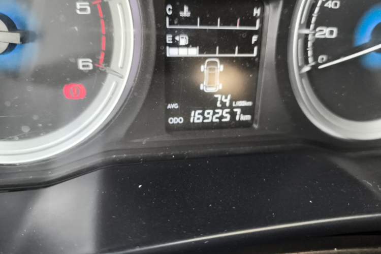 Used Isuzu JLM 2018 2.5T Four-Wheel Drive Diesel Luxury Version JE4D25Q5A Odometer Close Up