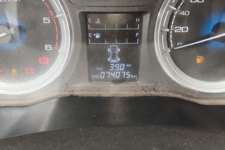 Used Isuzu JLM 2018 2.5T Two-Wheel Drive Diesel Luxury Version with Extended Cargo Bed JE4D25Q5A Odometer Close Up