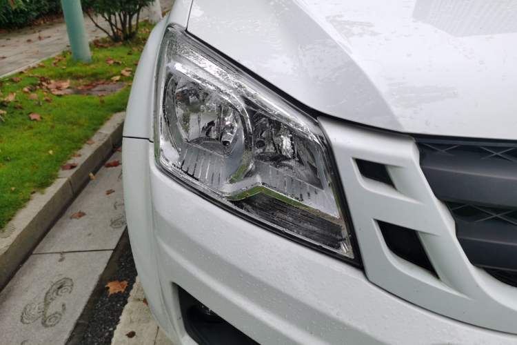Used Isuzu JLM 2018 2.5T Two-Wheel Drive Diesel Luxury Version JE4D25Q5A Right Front Headlight