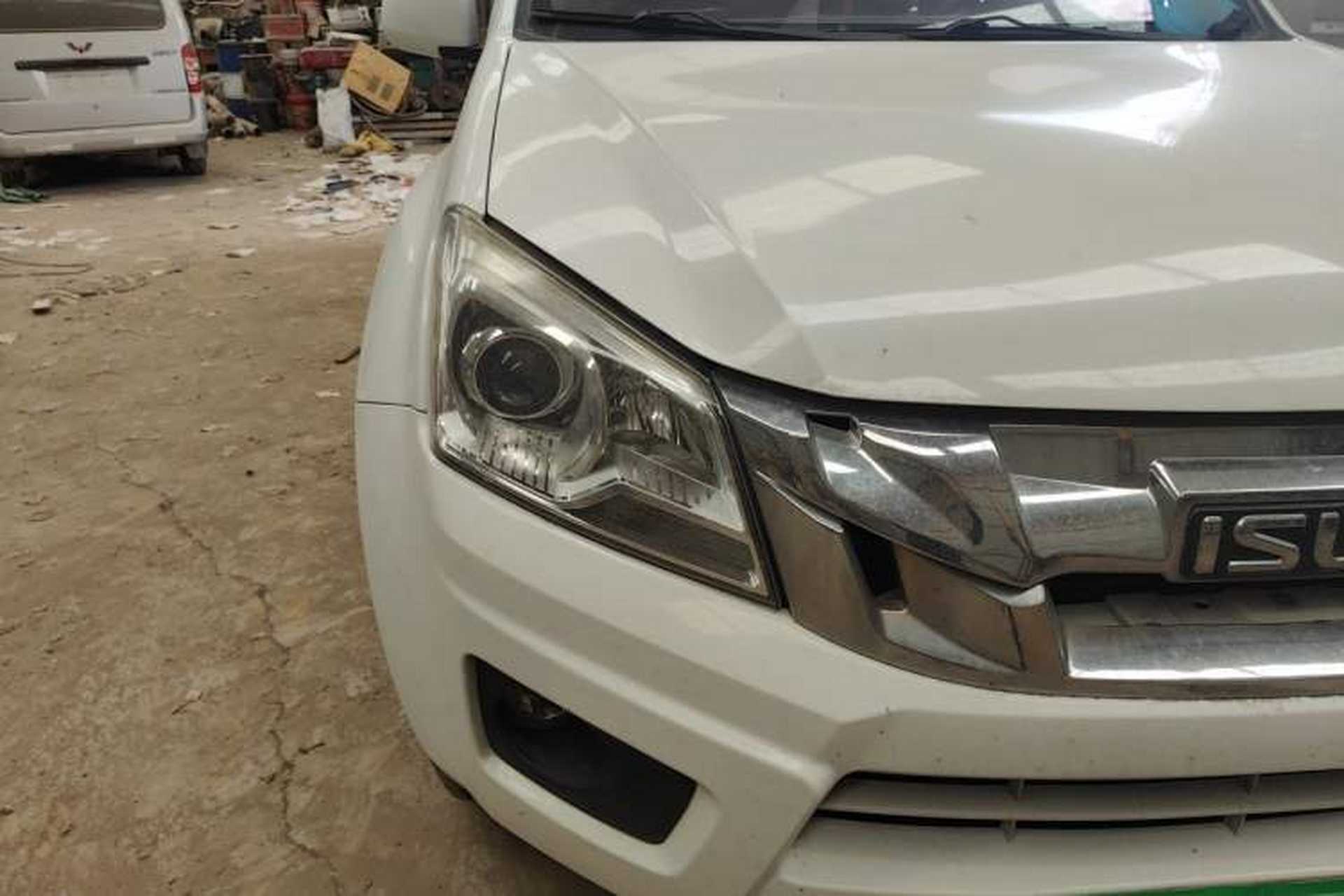 Used Isuzu JLM 2018 2.8T Classic Edition Two-Wheel Drive Luxury Version with Extended Cargo Bed JE493ZLQ5F Right Front Headlight