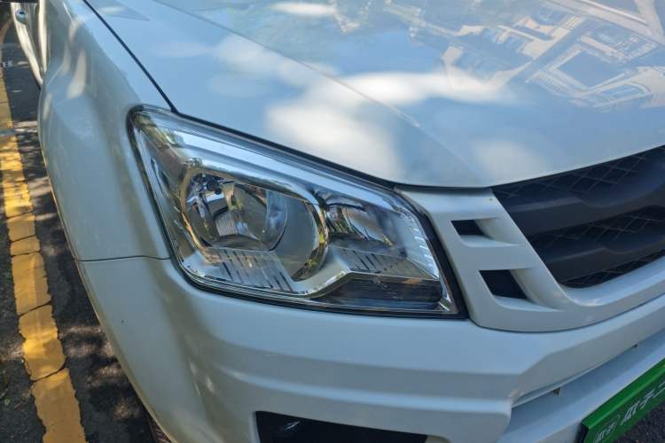 Used Isuzu JLM 2018 2.8T Classic Edition Two-Wheel Drive Luxury Version with Extended Cargo Bed JE493ZLQ5F Right Front Headlight