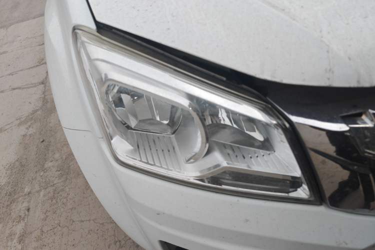 Used Isuzu JLM 2018 2.5T Four-Wheel Drive Diesel Luxury Version JE4D25Q5A Right Front Headlight