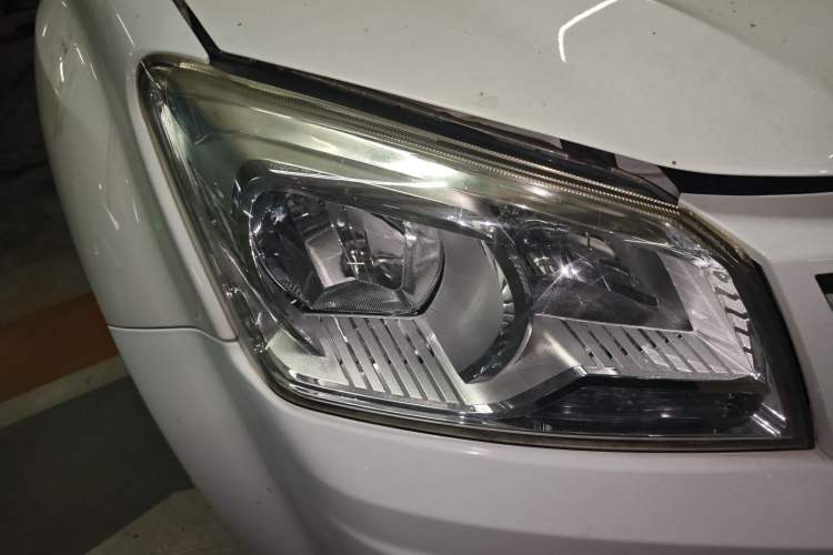 Used Isuzu JLM 2018 2.8T Classic Edition Two-Wheel Drive Luxury Version with Extended Cargo Bed JE493ZLQ5F Right Front Headlight