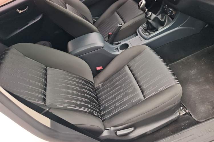 Used Isuzu JLM 2018 2.5T Two-Wheel Drive Diesel Luxury Version JE4D25Q5A Right Front Seat