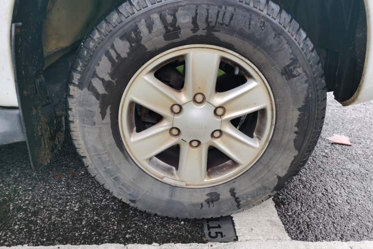 Used Isuzu JLM 2018 2.5T Two-Wheel Drive Diesel Luxury Version JE4D25Q5A Right Front Wheel Hub