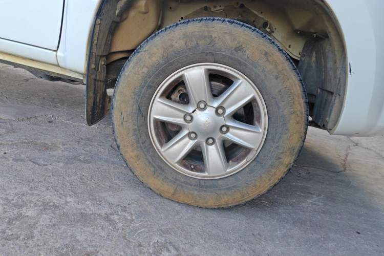 Used Isuzu JLM 2018 2.8T Classic Edition Two-Wheel Drive Luxury Version with Extended Cargo Bed JE493ZLQ5F Right Front Wheel Hub