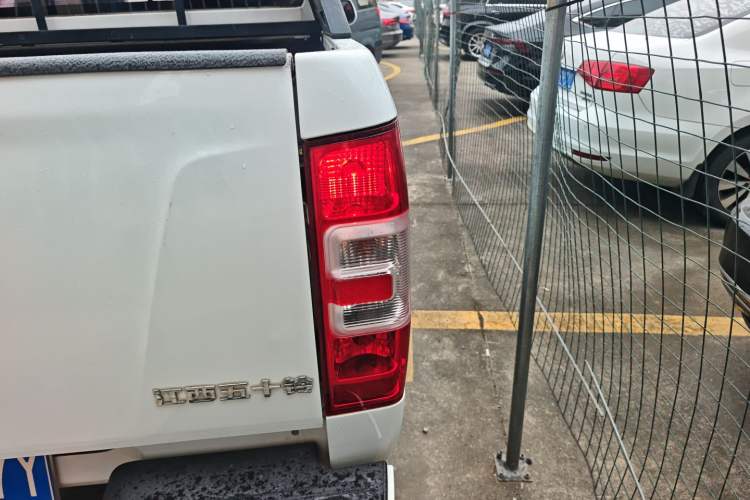 Used Isuzu JLM 2018 2.5T Two-Wheel Drive Diesel Luxury Version JE4D25Q5A Right Rear Taillight