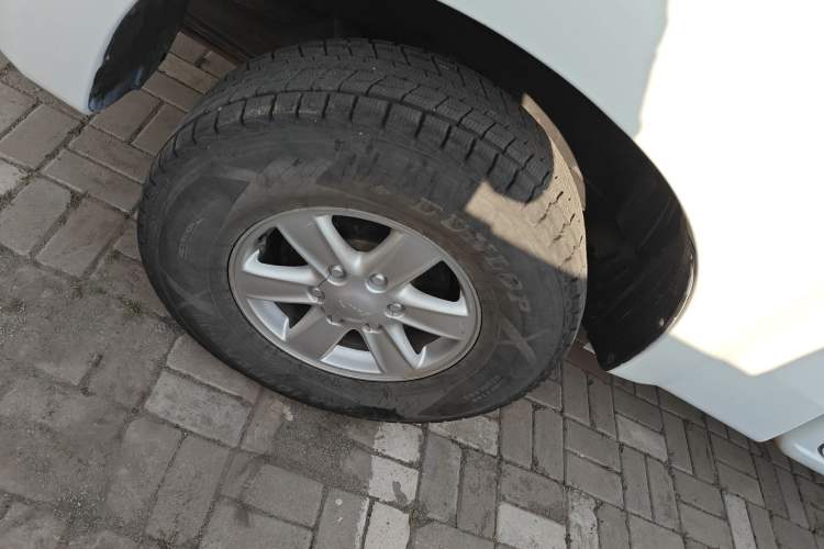 Used Isuzu JLM 2018 2.5T Two-Wheel Drive Diesel Luxury Version with Extended Cargo Bed JE4D25Q5A Right Rear Wheel Hub