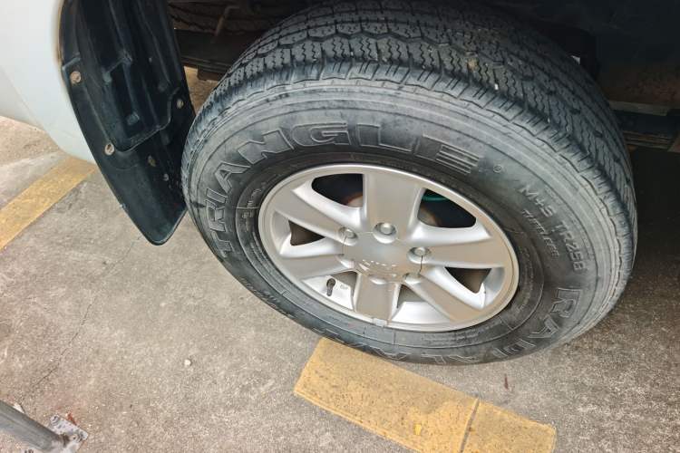 Used Isuzu JLM 2018 2.5T Two-Wheel Drive Diesel Luxury Version JE4D25Q5A Right Rear Wheel Hub