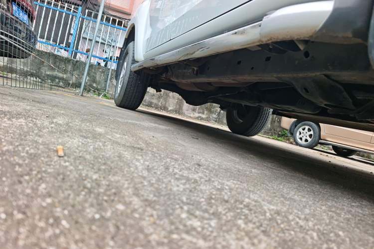 Used Isuzu JLM 2018 2.5T Two-Wheel Drive Diesel Luxury Version JE4D25Q5A Right Side Sill