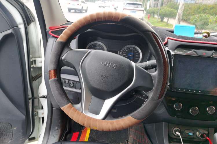 Used Isuzu JLM 2018 2.5T Two-Wheel Drive Diesel Luxury Version JE4D25Q5A Steering Wheel