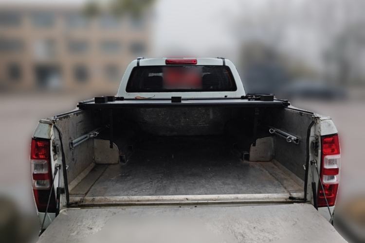Used Isuzu JLM 2018 2.5T Four-Wheel Drive Diesel Luxury Version with Extended Cargo Bed JE4D25Q5A Trunk